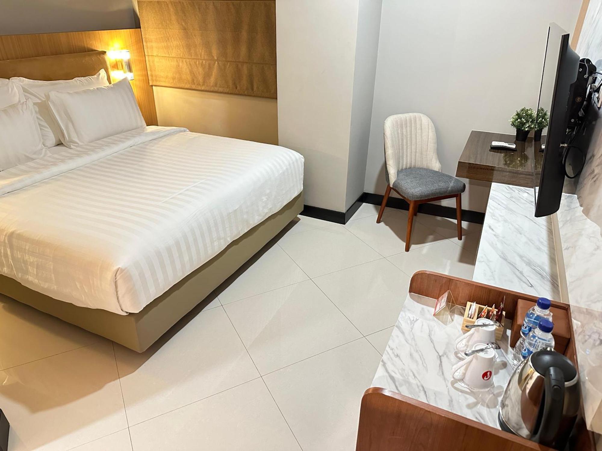 D'Primahotel Jemursari Surabaya Exterior photo